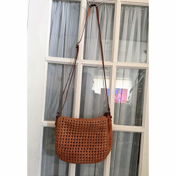 Vilenca Handbags - Chic Tan Woven Crossbody Leather Bag